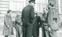 Kronprinsesse Ingrid og Kronprins Frederik i samtale med frihedskæmper fra Den danske Brigade, 6. maj 1945, Foto: Vagn Hansen.  