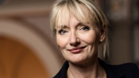 Portræt af sognepræst, forfatter og debattør Kathrine Lilleør, fotograf Les Kaner beskåret