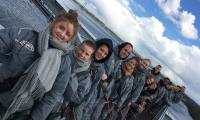 Bridgewalking PsoUng maj 2019 - fællesbillede med gruppe unge fra toppen af den gamle lillebæltsbro med blå himmel og skyer i baggrunden og havet. 