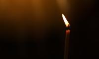 Stearinlys med ild i, flammen blafrer lidt.