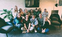 En gruppe unge sidder sammen til fællesfoto.