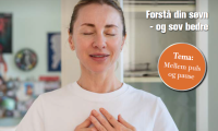 Forsiden af magasinet Hud & Helse nummer 1 2026 - overskrifter på udvalgte artikler på baggrund af foto med kvinde, der står med foldede hænder på brystet. 