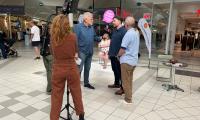 TV2 Nord filmede indslag ved glasboks-kampagnen i Aalborg Storcenter maj 2026