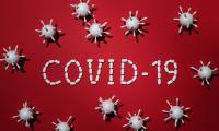 Covid-19 på rød baggrund