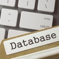 Nærbillede af tastatur og udklipsholder med overskriften "Database"