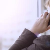 Kvinde med telefon besvarer et opkald